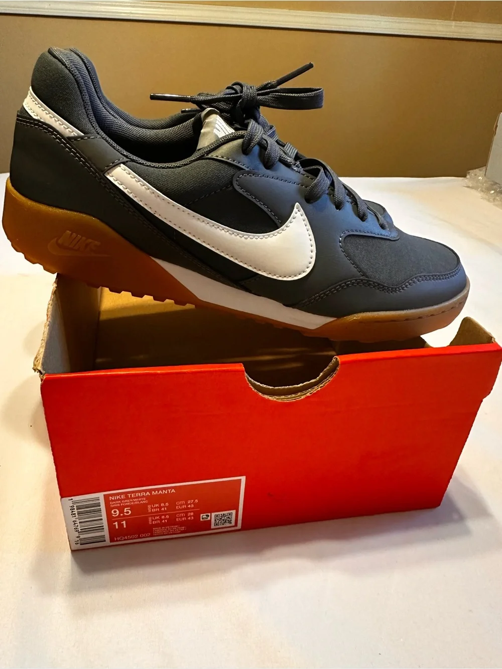 Nike Terra Manta Men’s Dark Gray Sneakers with Gum Sole Size 9.5 Box No Lid.